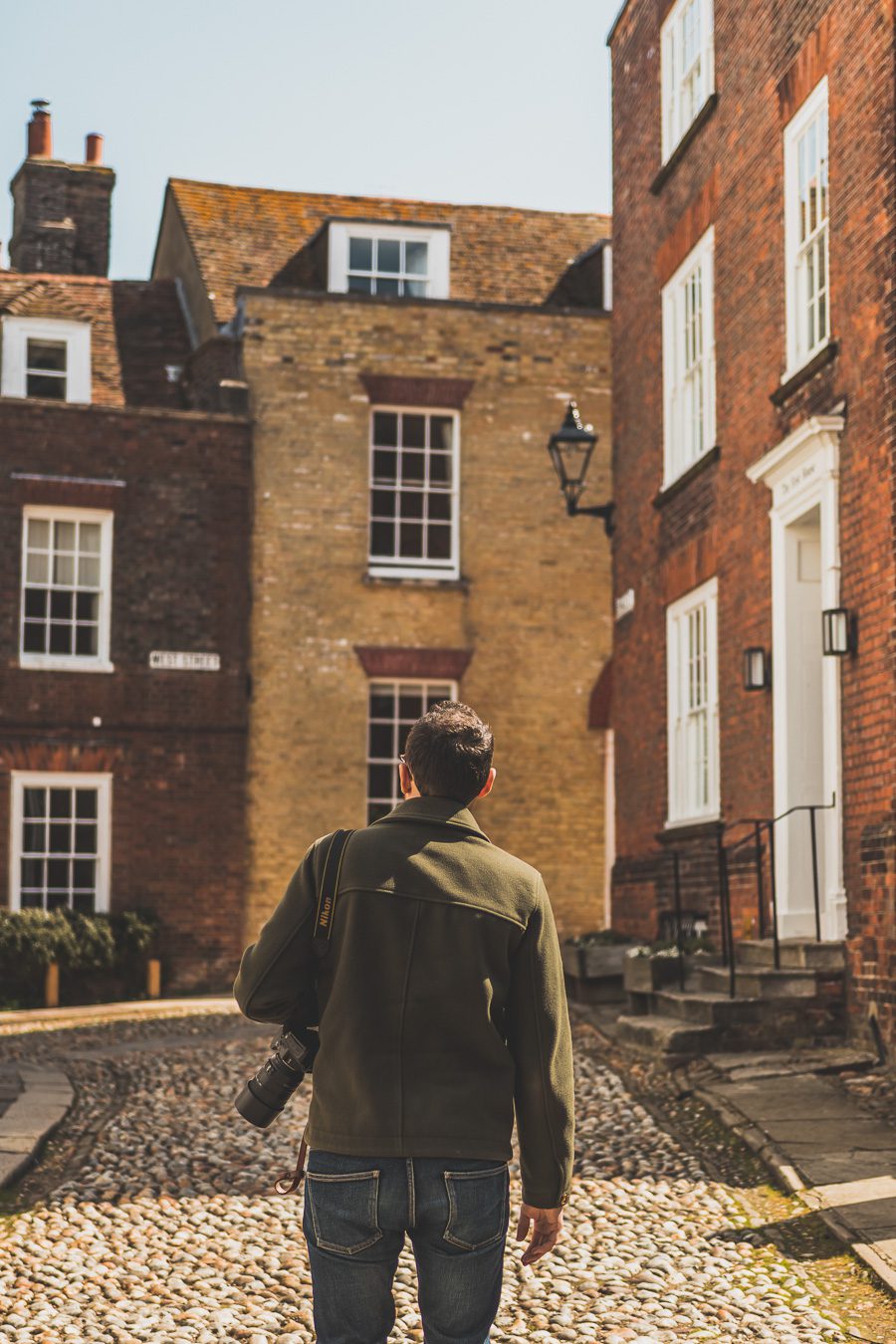 Découvrez le charme pittoresque de Rye, un village historique niché dans le Sussex, en Angleterre. Avec ses rues pavées, ses maisons à colombages et son ambiance médiévale, Rye offre une escapade idéale pour les voyageurs en quête d'authenticité. Que vous soyez passionné d'histoire, amateur de paysages pittoresques ou simplement en quête d'une pause relaxante à la campagne, planifiez dès maintenant votre voyage à Rye et plongez dans l'atmosphère envoûtante de ce charmant village anglais.