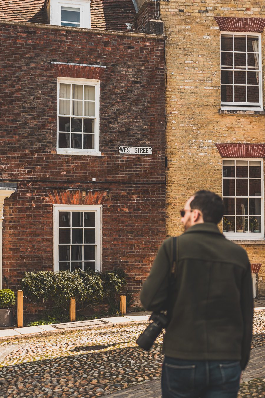 Découvrez le charme pittoresque de Rye, un village historique niché dans le Sussex, en Angleterre. Avec ses rues pavées, ses maisons à colombages et son ambiance médiévale, Rye offre une escapade idéale pour les voyageurs en quête d'authenticité. Que vous soyez passionné d'histoire, amateur de paysages pittoresques ou simplement en quête d'une pause relaxante à la campagne, planifiez dès maintenant votre voyage à Rye et plongez dans l'atmosphère envoûtante de ce charmant village anglais.