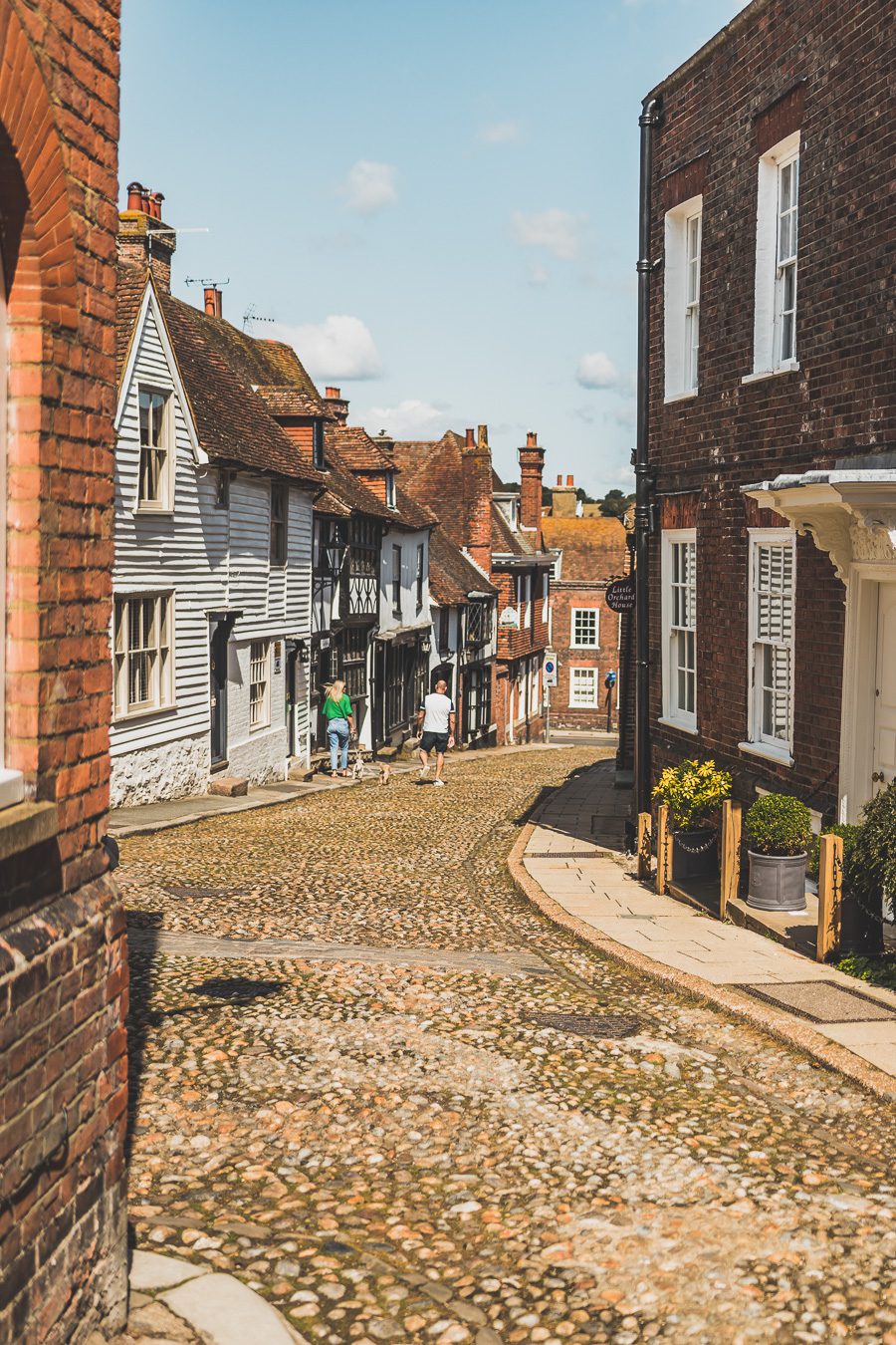 Découvrez le charme pittoresque de Rye, un village historique niché dans le Sussex, en Angleterre. Avec ses rues pavées, ses maisons à colombages et son ambiance médiévale, Rye offre une escapade idéale pour les voyageurs en quête d'authenticité. Que vous soyez passionné d'histoire, amateur de paysages pittoresques ou simplement en quête d'une pause relaxante à la campagne, planifiez dès maintenant votre voyage à Rye et plongez dans l'atmosphère envoûtante de ce charmant village anglais.