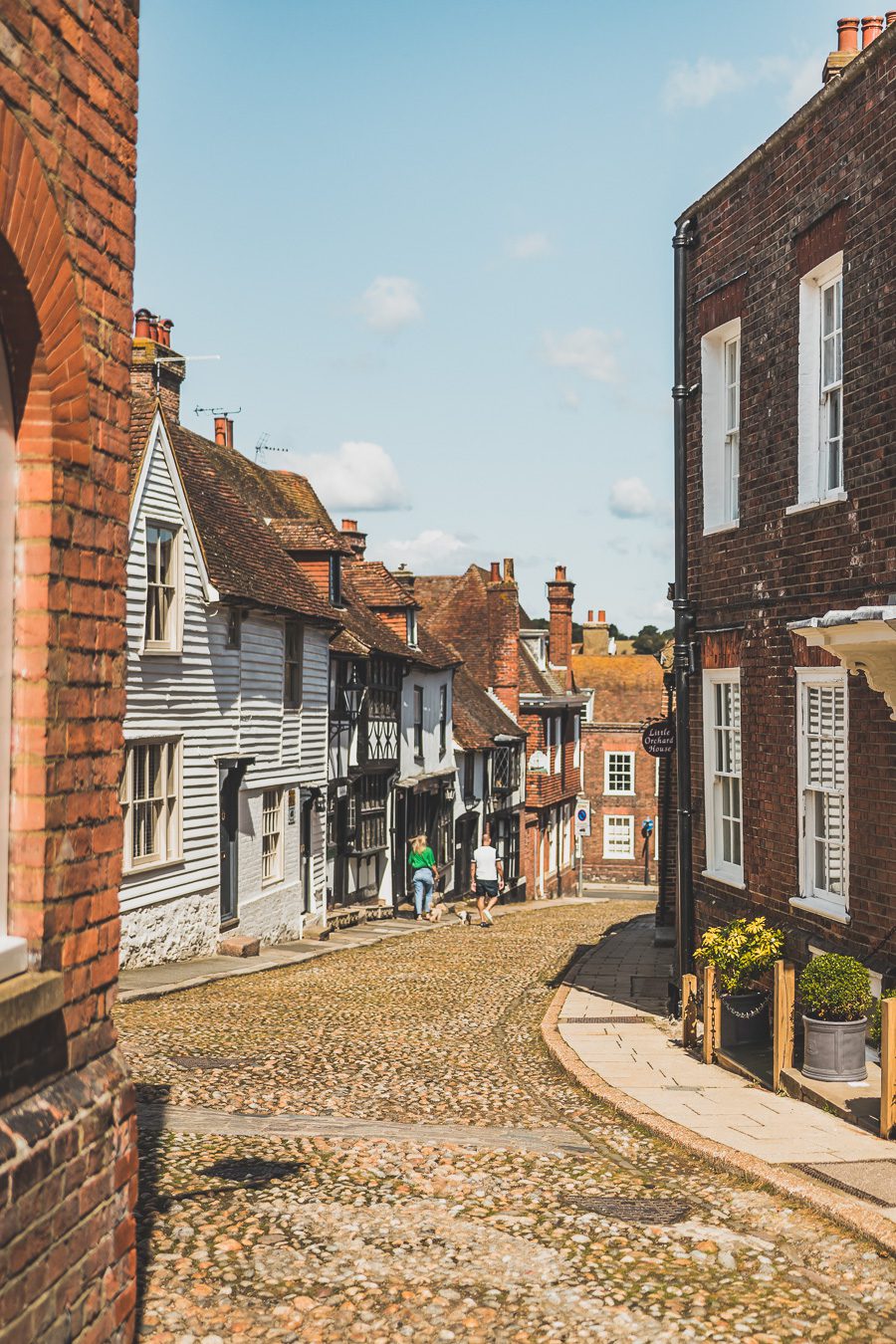 Découvrez le charme pittoresque de Rye, un village historique niché dans le Sussex, en Angleterre. Avec ses rues pavées, ses maisons à colombages et son ambiance médiévale, Rye offre une escapade idéale pour les voyageurs en quête d'authenticité. Que vous soyez passionné d'histoire, amateur de paysages pittoresques ou simplement en quête d'une pause relaxante à la campagne, planifiez dès maintenant votre voyage à Rye et plongez dans l'atmosphère envoûtante de ce charmant village anglais.