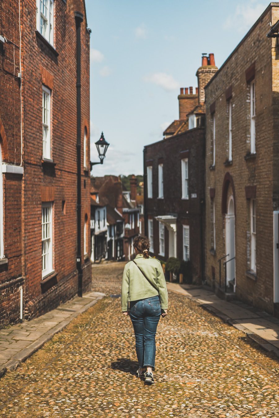 Découvrez le charme pittoresque de Rye, un village historique niché dans le Sussex, en Angleterre. Avec ses rues pavées, ses maisons à colombages et son ambiance médiévale, Rye offre une escapade idéale pour les voyageurs en quête d'authenticité. Que vous soyez passionné d'histoire, amateur de paysages pittoresques ou simplement en quête d'une pause relaxante à la campagne, planifiez dès maintenant votre voyage à Rye et plongez dans l'atmosphère envoûtante de ce charmant village anglais.