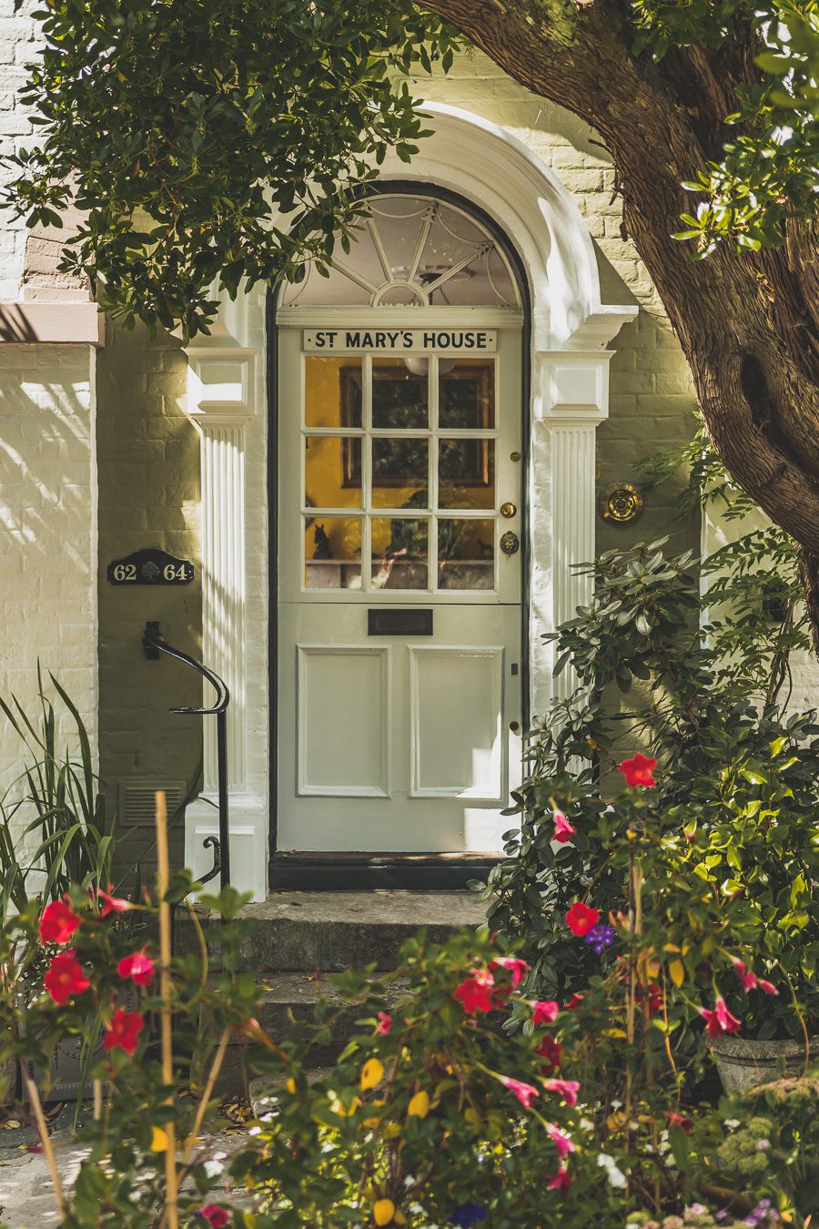 Découvrez le charme pittoresque de Rye, un village historique niché dans le Sussex, en Angleterre. Avec ses rues pavées, ses maisons à colombages et son ambiance médiévale, Rye offre une escapade idéale pour les voyageurs en quête d'authenticité. Que vous soyez passionné d'histoire, amateur de paysages pittoresques ou simplement en quête d'une pause relaxante à la campagne, planifiez dès maintenant votre voyage à Rye et plongez dans l'atmosphère envoûtante de ce charmant village anglais.