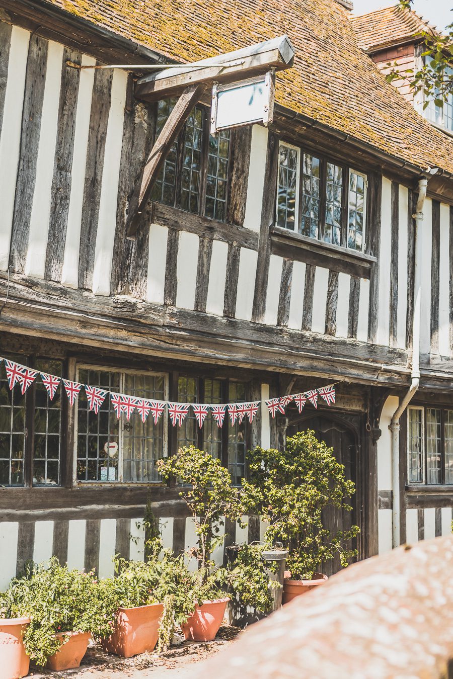 Découvrez le charme pittoresque de Rye, un village historique niché dans le Sussex, en Angleterre. Avec ses rues pavées, ses maisons à colombages et son ambiance médiévale, Rye offre une escapade idéale pour les voyageurs en quête d'authenticité. Que vous soyez passionné d'histoire, amateur de paysages pittoresques ou simplement en quête d'une pause relaxante à la campagne, planifiez dès maintenant votre voyage à Rye et plongez dans l'atmosphère envoûtante de ce charmant village anglais.