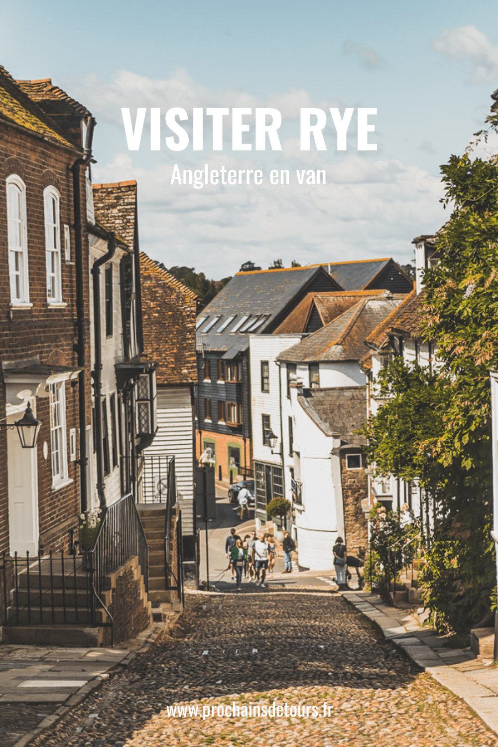 Découvrez le charme pittoresque de Rye, un village historique niché dans le Sussex, en Angleterre. Avec ses rues pavées, ses maisons à colombages et son ambiance médiévale, Rye offre une escapade idéale pour les voyageurs en quête d'authenticité. Que vous soyez passionné d'histoire, amateur de paysages pittoresques ou simplement en quête d'une pause relaxante à la campagne, planifiez dès maintenant votre voyage à Rye et plongez dans l'atmosphère envoûtante de ce charmant village anglais.