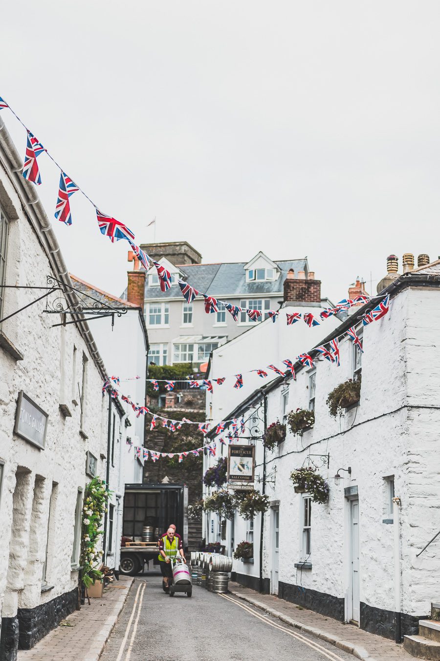 🌊 Explorez le charme époustouflant du Devon en Angleterre ! De la majestueuse Côte jurassique aux villages pittoresques, vos vacances en Angleterre seront inoubliables. Plongez dans une aventure inédite, parcourez les paysages du Royaume-Uni et créez des souvenirs magiques. Que vous soyez passionné de road trip ou adepte de la vanlife, le Devon offre des trésors à découvrir. Réservez dès maintenant votre escapade et laissez-vous séduire par le Sud de l’Angleterre. 🚗✨ #VacancesAngleterre 