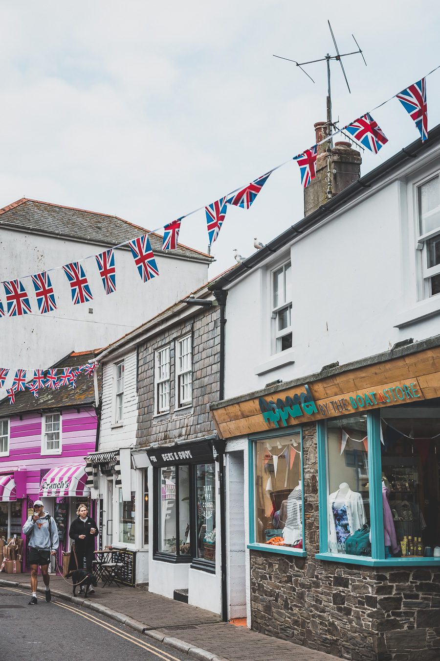 🌊 Explorez le charme époustouflant du Devon en Angleterre ! De la majestueuse Côte jurassique aux villages pittoresques, vos vacances en Angleterre seront inoubliables. Plongez dans une aventure inédite, parcourez les paysages du Royaume-Uni et créez des souvenirs magiques. Que vous soyez passionné de road trip ou adepte de la vanlife, le Devon offre des trésors à découvrir. Réservez dès maintenant votre escapade et laissez-vous séduire par le Sud de l’Angleterre. 🚗✨ #VacancesAngleterre 