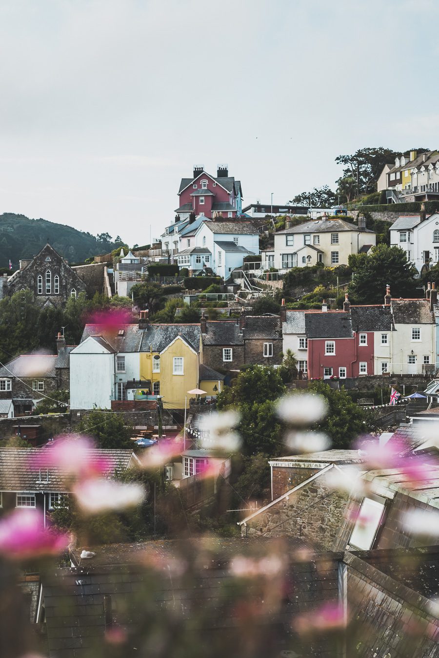 🌊 Explorez le charme époustouflant du Devon en Angleterre ! De la majestueuse Côte jurassique aux villages pittoresques, vos vacances en Angleterre seront inoubliables. Plongez dans une aventure inédite, parcourez les paysages du Royaume-Uni et créez des souvenirs magiques. Que vous soyez passionné de road trip ou adepte de la vanlife, le Devon offre des trésors à découvrir. Réservez dès maintenant votre escapade et laissez-vous séduire par le Sud de l’Angleterre. 🚗✨ #VacancesAngleterre 