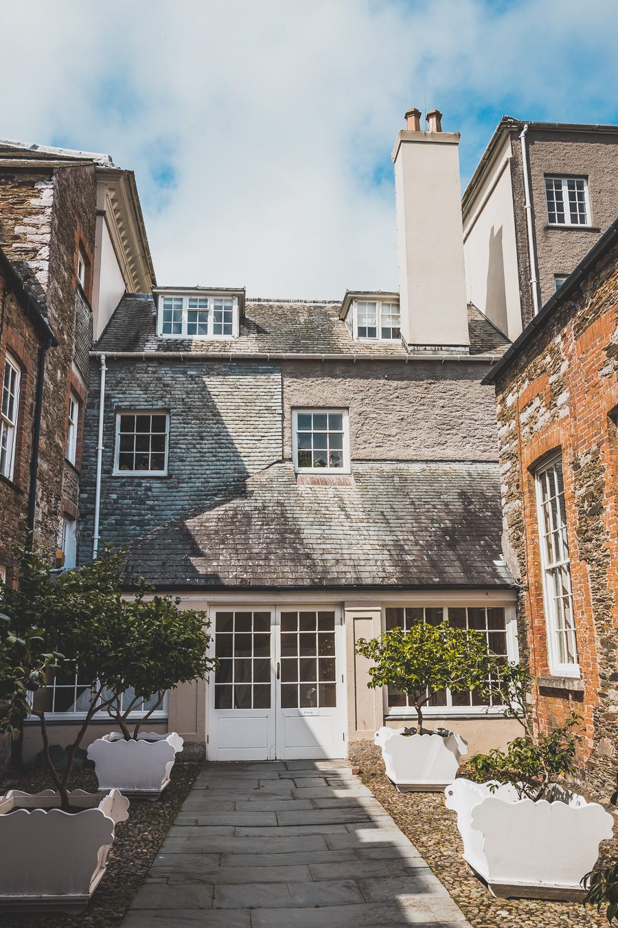 🌊 Explorez le charme époustouflant du Devon en Angleterre ! De la majestueuse Côte jurassique aux villages pittoresques, vos vacances en Angleterre seront inoubliables. Plongez dans une aventure inédite, parcourez les paysages du Royaume-Uni et créez des souvenirs magiques. Que vous soyez passionné de road trip ou adepte de la vanlife, le Devon offre des trésors à découvrir. Réservez dès maintenant votre escapade et laissez-vous séduire par le Sud de l’Angleterre. 🚗✨ #VacancesAngleterre 