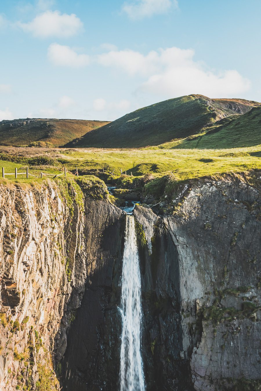 🌊 Explorez le charme époustouflant du Devon en Angleterre ! De la majestueuse Côte jurassique aux villages pittoresques, vos vacances en Angleterre seront inoubliables. Plongez dans une aventure inédite, parcourez les paysages du Royaume-Uni et créez des souvenirs magiques. Que vous soyez passionné de road trip ou adepte de la vanlife, le Devon offre des trésors à découvrir. Réservez dès maintenant votre escapade et laissez-vous séduire par le Sud de l’Angleterre. 🚗✨ #VacancesAngleterre 