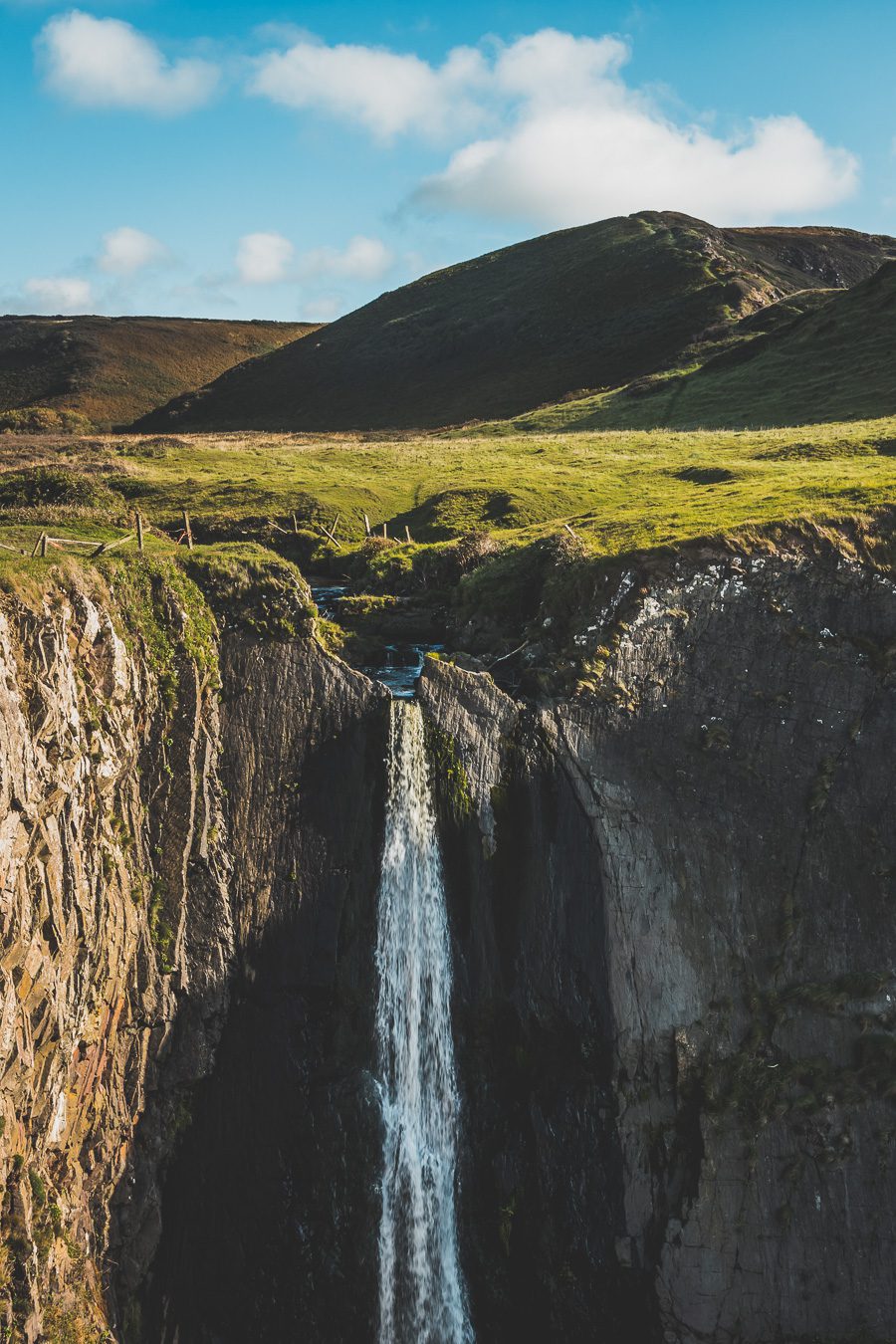 🌊 Explorez le charme époustouflant du Devon en Angleterre ! De la majestueuse Côte jurassique aux villages pittoresques, vos vacances en Angleterre seront inoubliables. Plongez dans une aventure inédite, parcourez les paysages du Royaume-Uni et créez des souvenirs magiques. Que vous soyez passionné de road trip ou adepte de la vanlife, le Devon offre des trésors à découvrir. Réservez dès maintenant votre escapade et laissez-vous séduire par le Sud de l’Angleterre. 🚗✨ #VacancesAngleterre 