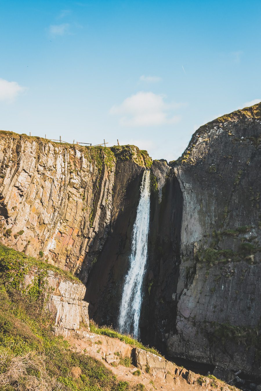 🌊 Explorez le charme époustouflant du Devon en Angleterre ! De la majestueuse Côte jurassique aux villages pittoresques, vos vacances en Angleterre seront inoubliables. Plongez dans une aventure inédite, parcourez les paysages du Royaume-Uni et créez des souvenirs magiques. Que vous soyez passionné de road trip ou adepte de la vanlife, le Devon offre des trésors à découvrir. Réservez dès maintenant votre escapade et laissez-vous séduire par le Sud de l’Angleterre. 🚗✨ #VacancesAngleterre 