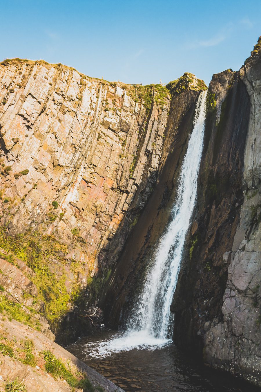 🌊 Explorez le charme époustouflant du Devon en Angleterre ! De la majestueuse Côte jurassique aux villages pittoresques, vos vacances en Angleterre seront inoubliables. Plongez dans une aventure inédite, parcourez les paysages du Royaume-Uni et créez des souvenirs magiques. Que vous soyez passionné de road trip ou adepte de la vanlife, le Devon offre des trésors à découvrir. Réservez dès maintenant votre escapade et laissez-vous séduire par le Sud de l’Angleterre. 🚗✨ #VacancesAngleterre 