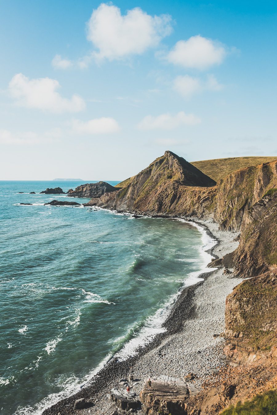 🌊 Explorez le charme époustouflant du Devon en Angleterre ! De la majestueuse Côte jurassique aux villages pittoresques, vos vacances en Angleterre seront inoubliables. Plongez dans une aventure inédite, parcourez les paysages du Royaume-Uni et créez des souvenirs magiques. Que vous soyez passionné de road trip ou adepte de la vanlife, le Devon offre des trésors à découvrir. Réservez dès maintenant votre escapade et laissez-vous séduire par le Sud de l’Angleterre. 🚗✨ #VacancesAngleterre 