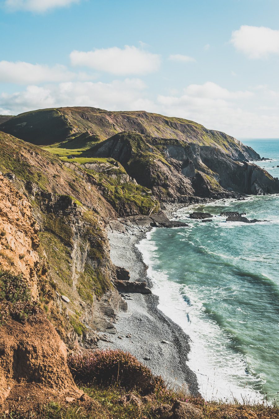 🌊 Explorez le charme époustouflant du Devon en Angleterre ! De la majestueuse Côte jurassique aux villages pittoresques, vos vacances en Angleterre seront inoubliables. Plongez dans une aventure inédite, parcourez les paysages du Royaume-Uni et créez des souvenirs magiques. Que vous soyez passionné de road trip ou adepte de la vanlife, le Devon offre des trésors à découvrir. Réservez dès maintenant votre escapade et laissez-vous séduire par le Sud de l’Angleterre. 🚗✨ #VacancesAngleterre 