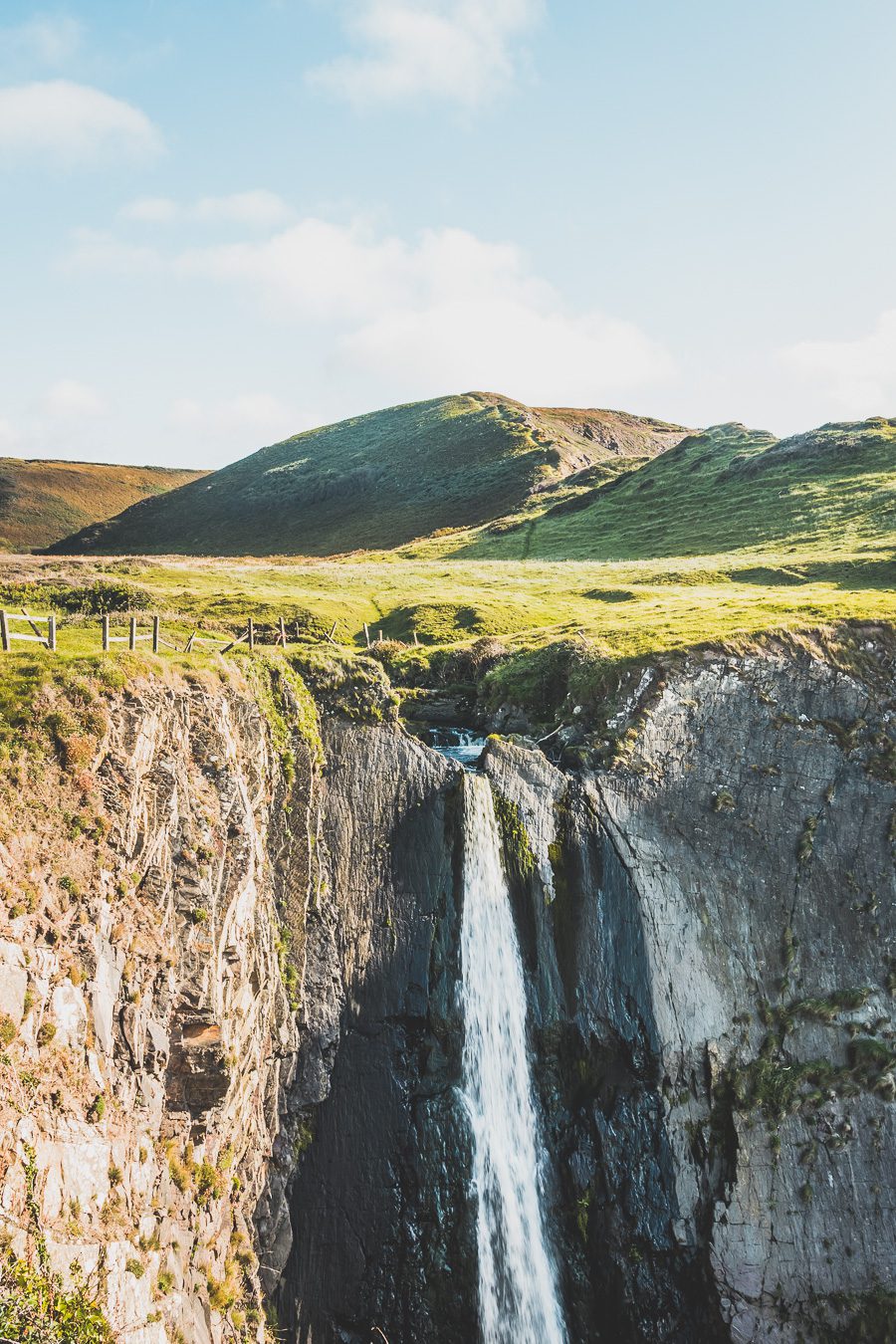 🌊 Explorez le charme époustouflant du Devon en Angleterre ! De la majestueuse Côte jurassique aux villages pittoresques, vos vacances en Angleterre seront inoubliables. Plongez dans une aventure inédite, parcourez les paysages du Royaume-Uni et créez des souvenirs magiques. Que vous soyez passionné de road trip ou adepte de la vanlife, le Devon offre des trésors à découvrir. Réservez dès maintenant votre escapade et laissez-vous séduire par le Sud de l’Angleterre. 🚗✨ #VacancesAngleterre 