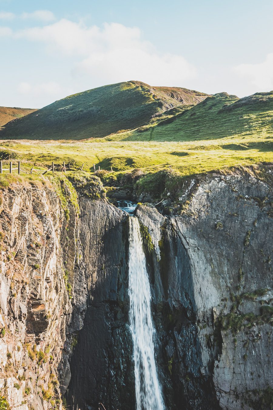 🌊 Explorez le charme époustouflant du Devon en Angleterre ! De la majestueuse Côte jurassique aux villages pittoresques, vos vacances en Angleterre seront inoubliables. Plongez dans une aventure inédite, parcourez les paysages du Royaume-Uni et créez des souvenirs magiques. Que vous soyez passionné de road trip ou adepte de la vanlife, le Devon offre des trésors à découvrir. Réservez dès maintenant votre escapade et laissez-vous séduire par le Sud de l’Angleterre. 🚗✨ #VacancesAngleterre 