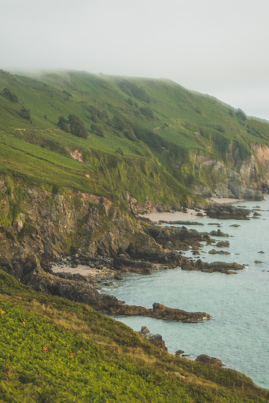 🌊 Explorez le charme époustouflant du Devon en Angleterre ! De la majestueuse Côte jurassique aux villages pittoresques, vos vacances en Angleterre seront inoubliables. Plongez dans une aventure inédite, parcourez les paysages du Royaume-Uni et créez des souvenirs magiques. Que vous soyez passionné de road trip ou adepte de la vanlife, le Devon offre des trésors à découvrir. Réservez dès maintenant votre escapade et laissez-vous séduire par le Sud de l’Angleterre. 🚗✨ #VacancesAngleterre 