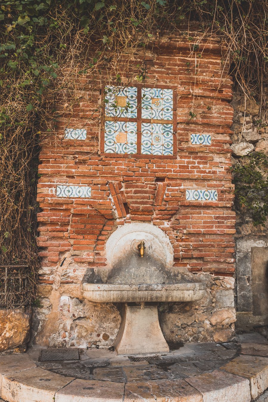 Découvrez Tarragone et ses alentours, en Catalogne. Entre ses plages, son riche patrimoine et ses paysages spectaculaires, Tarragone offre une expérience inoubliable. Explorez les ruines romaines, détendez-vous sur les plages ou partez en randonnée à travers les magnifiques paysages du Parc Naturel de l'Ebre. Ne manquez pas de découvrir cette destination lors d'un prochain voyage en Espagne. Planifiez dès maintenant votre escapade à Tarragone.