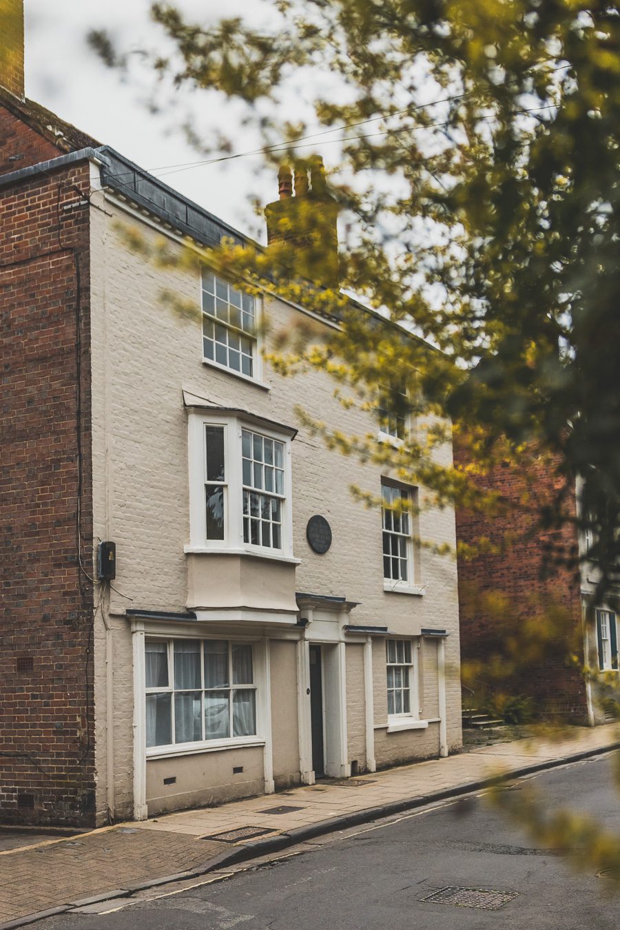 Découvrez les charmes de Winchester, une destination incontournable pour les voyageurs en quête d'histoire. Nichée dans la campagne anglaise, cette ville médiévale offre un mélange captivant de monuments historiques, de ruelles pittoresques... Explorez la majestueuse cathédrale de Winchester. Entre amis, en famille ou en vanlife, vivez une expérience mémorable en Angleterre. Planifiez dès maintenant votre city trip européen.