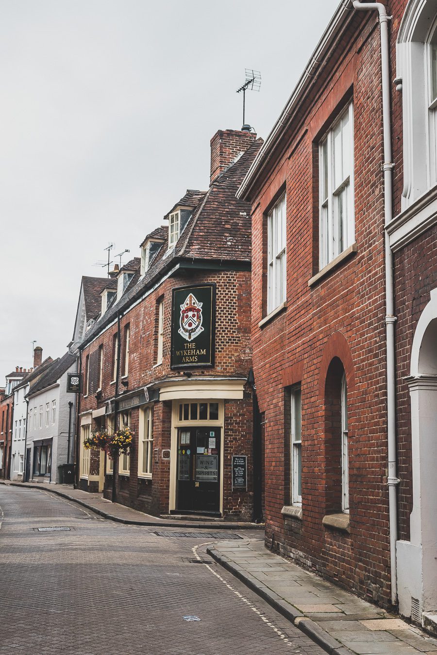 Découvrez les charmes de Winchester, une destination incontournable pour les voyageurs en quête d'histoire. Nichée dans la campagne anglaise, cette ville médiévale offre un mélange captivant de monuments historiques, de ruelles pittoresques... Explorez la majestueuse cathédrale de Winchester. Entre amis, en famille ou en vanlife, vivez une expérience mémorable en Angleterre. Planifiez dès maintenant votre city trip européen.