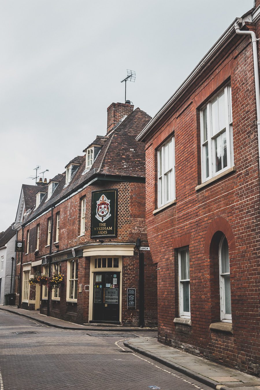 Découvrez les charmes de Winchester, une destination incontournable pour les voyageurs en quête d'histoire. Nichée dans la campagne anglaise, cette ville médiévale offre un mélange captivant de monuments historiques, de ruelles pittoresques... Explorez la majestueuse cathédrale de Winchester. Entre amis, en famille ou en vanlife, vivez une expérience mémorable en Angleterre. Planifiez dès maintenant votre city trip européen.