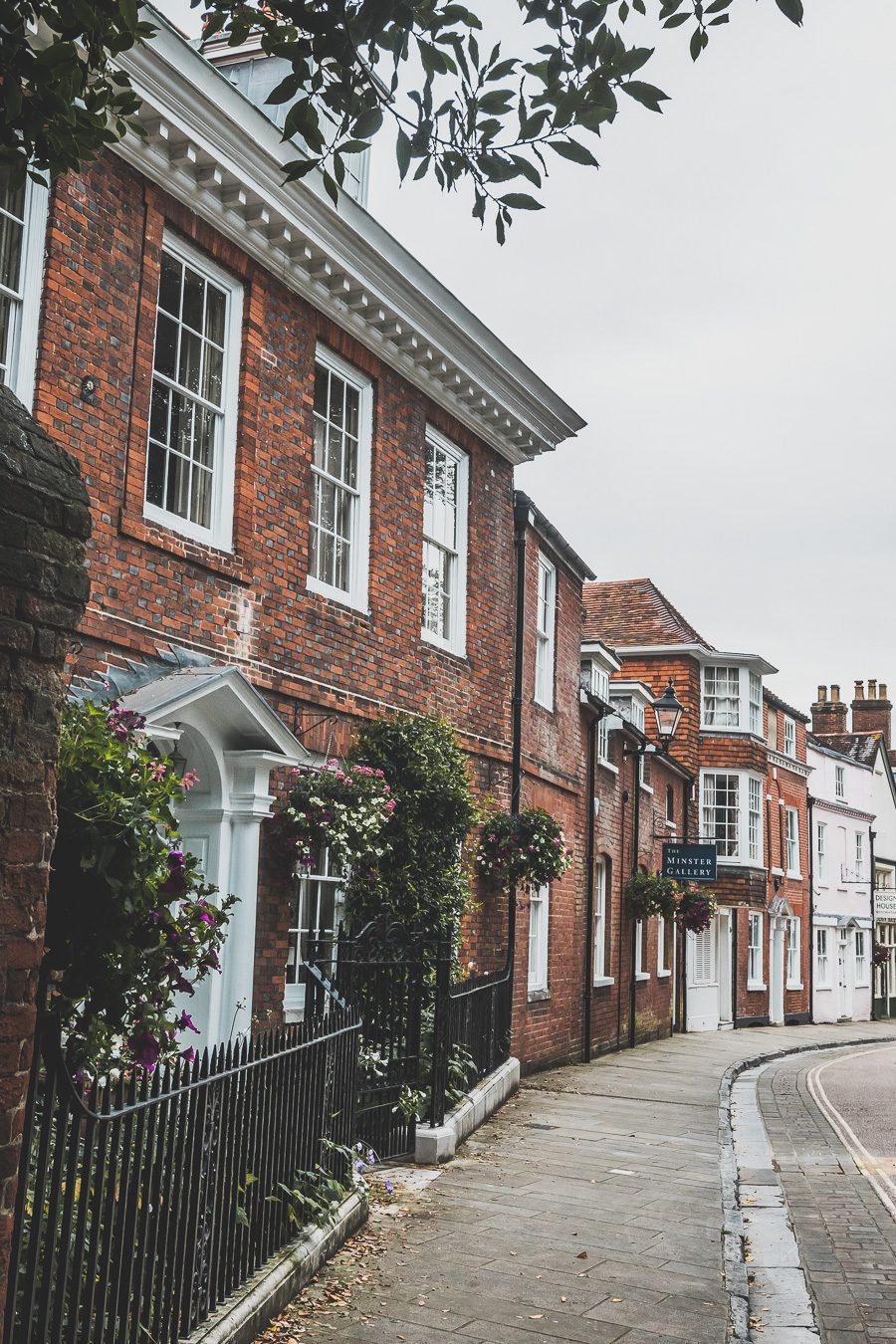 Découvrez les charmes de Winchester, une destination incontournable pour les voyageurs en quête d'histoire. Nichée dans la campagne anglaise, cette ville médiévale offre un mélange captivant de monuments historiques, de ruelles pittoresques... Explorez la majestueuse cathédrale de Winchester. Entre amis, en famille ou en vanlife, vivez une expérience mémorable en Angleterre. Planifiez dès maintenant votre city trip européen.