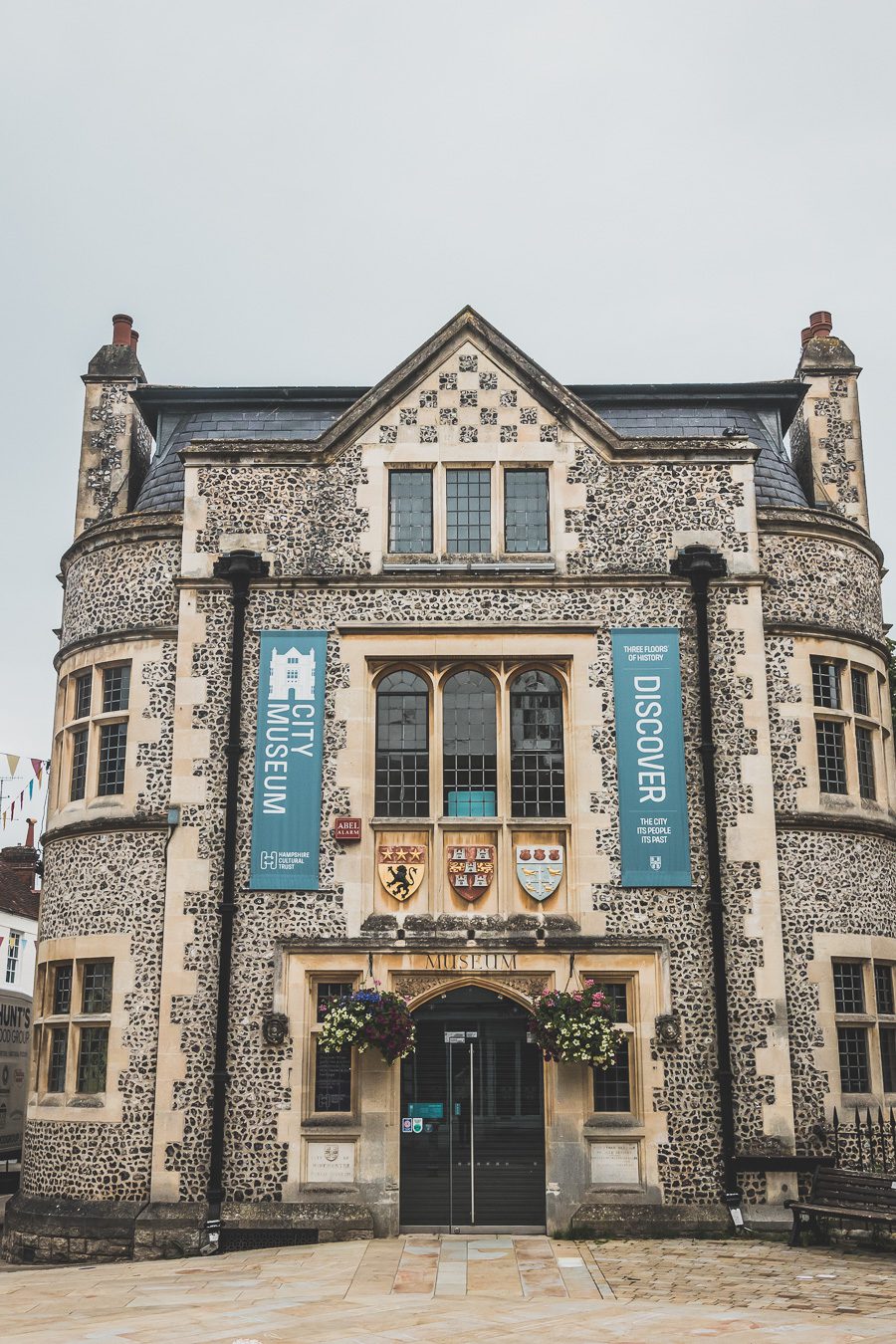 Découvrez les charmes de Winchester, une destination incontournable pour les voyageurs en quête d'histoire. Nichée dans la campagne anglaise, cette ville médiévale offre un mélange captivant de monuments historiques, de ruelles pittoresques... Explorez la majestueuse cathédrale de Winchester. Entre amis, en famille ou en vanlife, vivez une expérience mémorable en Angleterre. Planifiez dès maintenant votre city trip européen.