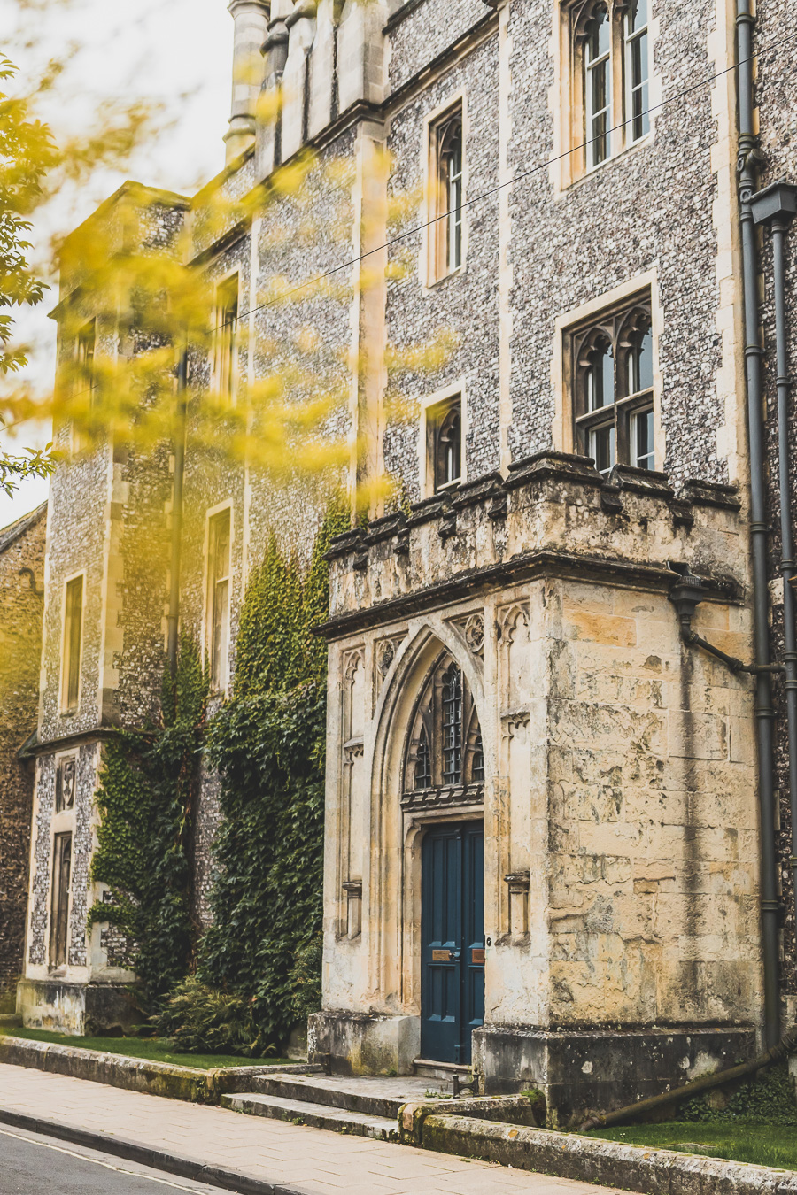 Découvrez les charmes de Winchester, une destination incontournable pour les voyageurs en quête d'histoire. Nichée dans la campagne anglaise, cette ville médiévale offre un mélange captivant de monuments historiques, de ruelles pittoresques... Explorez la majestueuse cathédrale de Winchester. Entre amis, en famille ou en vanlife, vivez une expérience mémorable en Angleterre. Planifiez dès maintenant votre city trip européen.