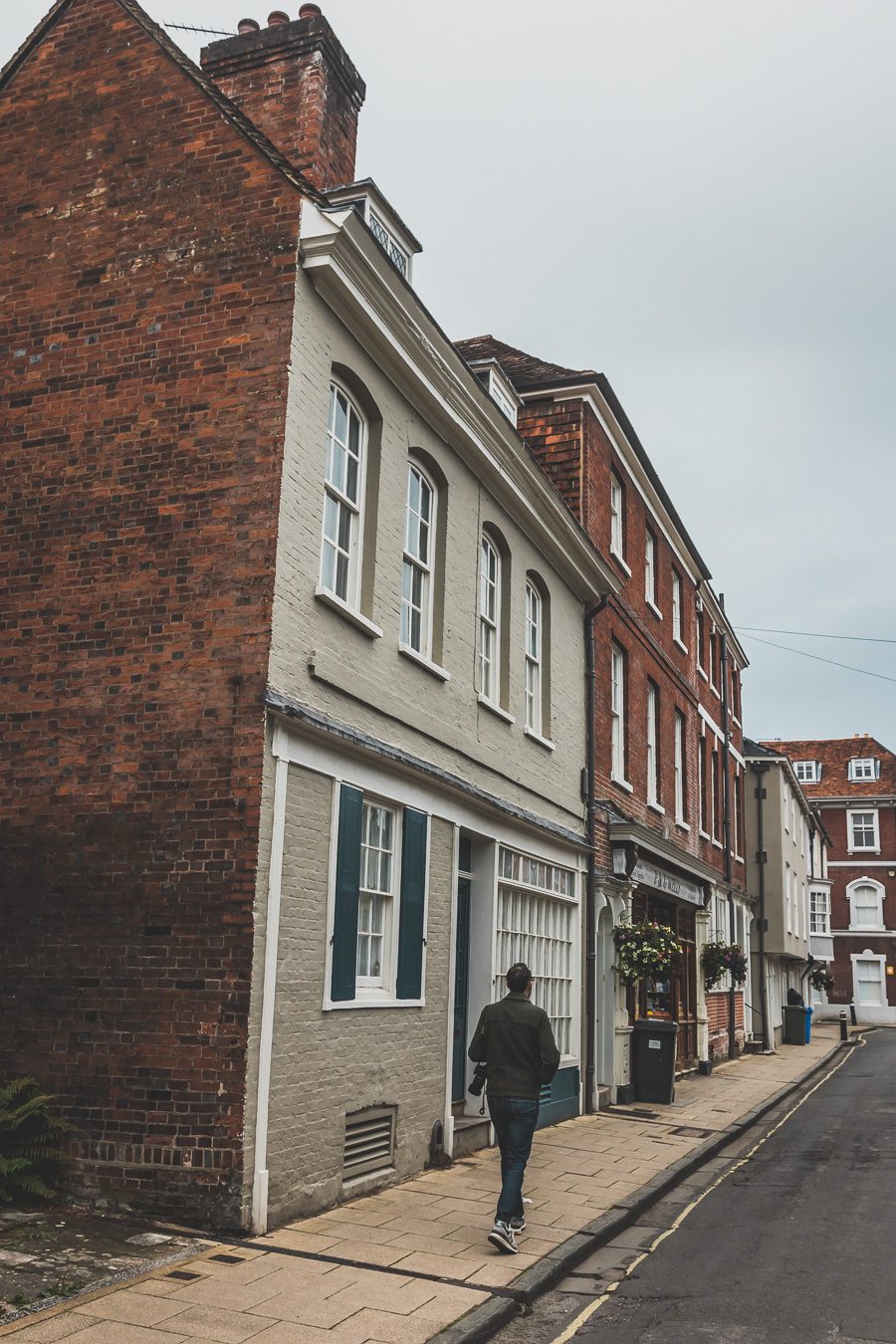 Découvrez les charmes de Winchester, une destination incontournable pour les voyageurs en quête d'histoire. Nichée dans la campagne anglaise, cette ville médiévale offre un mélange captivant de monuments historiques, de ruelles pittoresques... Explorez la majestueuse cathédrale de Winchester. Entre amis, en famille ou en vanlife, vivez une expérience mémorable en Angleterre. Planifiez dès maintenant votre city trip européen.