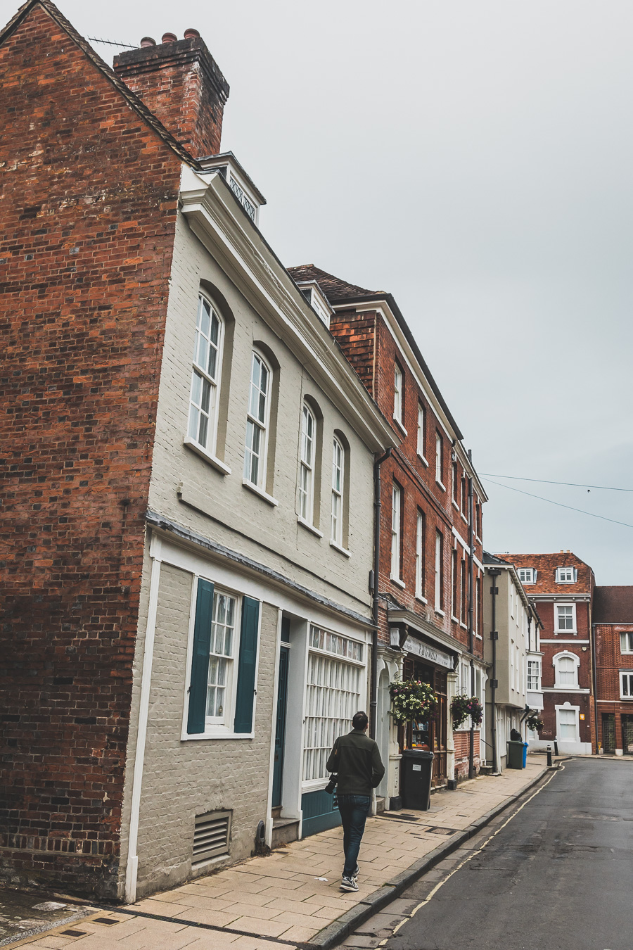 Découvrez les charmes de Winchester, une destination incontournable pour les voyageurs en quête d'histoire. Nichée dans la campagne anglaise, cette ville médiévale offre un mélange captivant de monuments historiques, de ruelles pittoresques... Explorez la majestueuse cathédrale de Winchester. Entre amis, en famille ou en vanlife, vivez une expérience mémorable en Angleterre. Planifiez dès maintenant votre city trip européen.