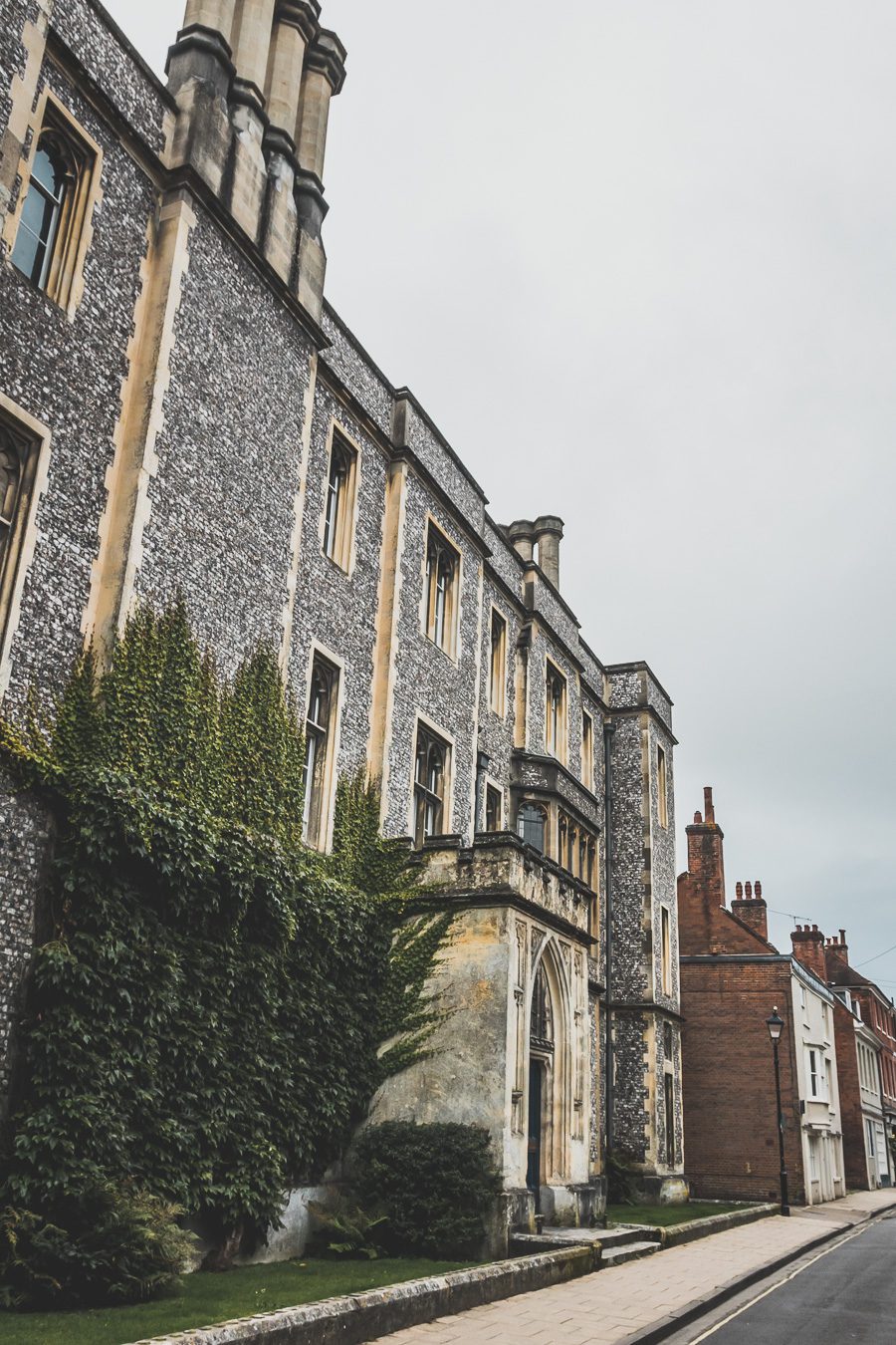 Découvrez les charmes de Winchester, une destination incontournable pour les voyageurs en quête d'histoire. Nichée dans la campagne anglaise, cette ville médiévale offre un mélange captivant de monuments historiques, de ruelles pittoresques... Explorez la majestueuse cathédrale de Winchester. Entre amis, en famille ou en vanlife, vivez une expérience mémorable en Angleterre. Planifiez dès maintenant votre city trip européen.