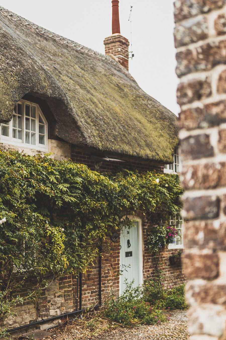 Découvrez la beauté du Dorset, une destination incontournable pour les amoureux de nature. Avec sa célèbre Côte jurassique, ses paysages à couper le souffle et ses charmants villages, le Dorset offre une expérience de voyage inoubliable. Partez en road trip dans le sud de l'Angleterre et explorez des sites emblématiques. Que vous soyez en couple, en famille ou entre amis, le Dorset vous promet des vacances en Europe superbes. Planifiez dès maintenant votre escapade au Dorset !