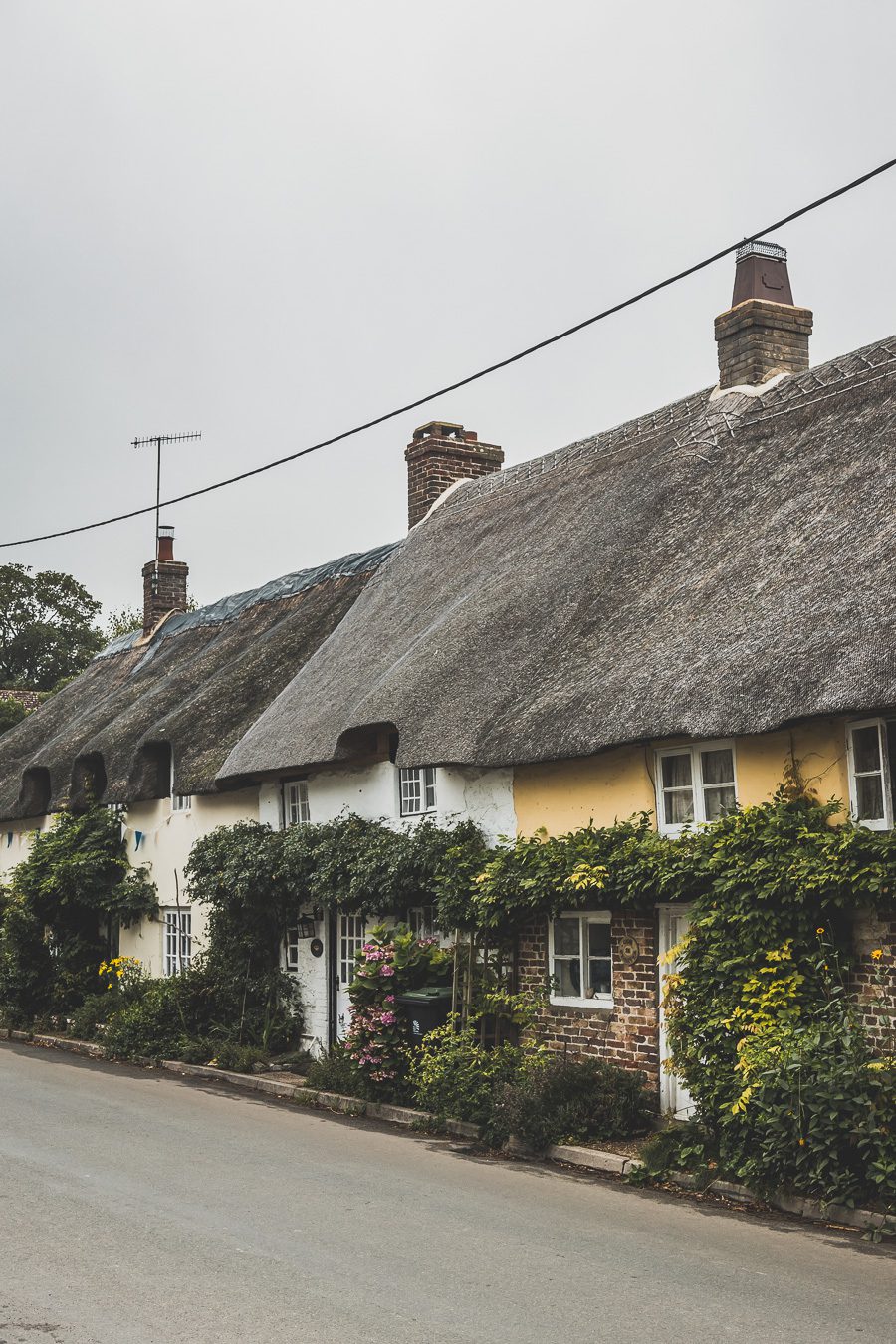 Découvrez la beauté du Dorset, une destination incontournable pour les amoureux de nature. Avec sa célèbre Côte jurassique, ses paysages à couper le souffle et ses charmants villages, le Dorset offre une expérience de voyage inoubliable. Partez en road trip dans le sud de l'Angleterre et explorez des sites emblématiques. Que vous soyez en couple, en famille ou entre amis, le Dorset vous promet des vacances en Europe superbes. Planifiez dès maintenant votre escapade au Dorset !