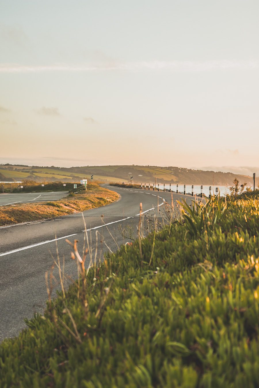 🌊 Explorez le charme époustouflant du Devon en Angleterre ! De la majestueuse Côte jurassique aux villages pittoresques, vos vacances en Angleterre seront inoubliables. Plongez dans une aventure inédite, parcourez les paysages du Royaume-Uni et créez des souvenirs magiques. Que vous soyez passionné de road trip ou adepte de la vanlife, le Devon offre des trésors à découvrir. Réservez dès maintenant votre escapade et laissez-vous séduire par le Sud de l’Angleterre. 🚗✨ #VacancesAngleterre 